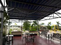 Ekonumi Rooms at Moonwalk Paranaque - Losmen