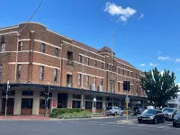 Hotel Canobolas Hotels near CHAPMANS Guitars and Music