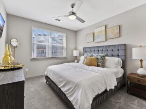 Elegant 1Br King Suite Close to DT w Fast Wifi