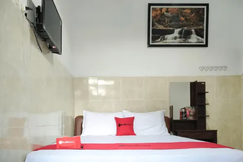 RedDoorz @ Hotel Surabaya Sumenep Hotels in Sumenep