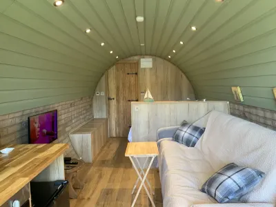 Cosy Escape Heated Luxury Pod with Hot Tub Hoteles en Queenborough