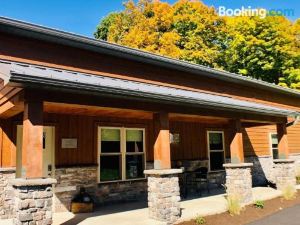 Sojourner's Lodge & Log Cabin Suites