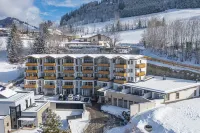 AlpenParks Hotel & Apartment Alpendorf - Pool