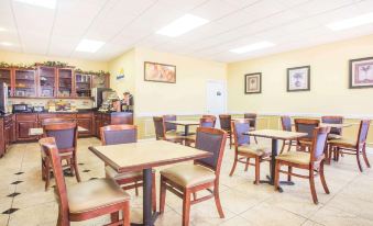 Days Inn & Suites by Wyndham Swainsboro