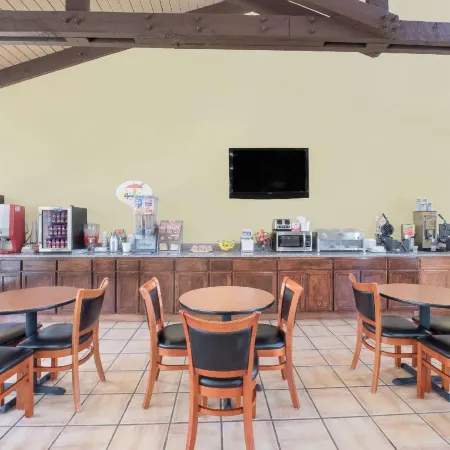 Super 8 by Wyndham Kerrville TX