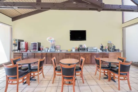 Super 8 by Wyndham Kerrville TX