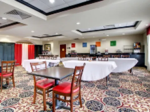 Comfort Inn & Suites Hotels in Clinton