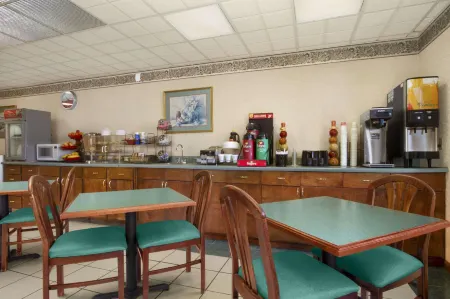 Days Inn by Wyndham Lexington/Columbia Отели рядом с достопримечательностью «Golden Hills Golf & Country Club»