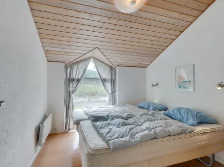 "Hariet" - 600m from the Sea