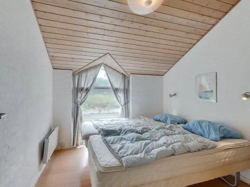 "Hariet" - 600m from the Sea - 4-Star