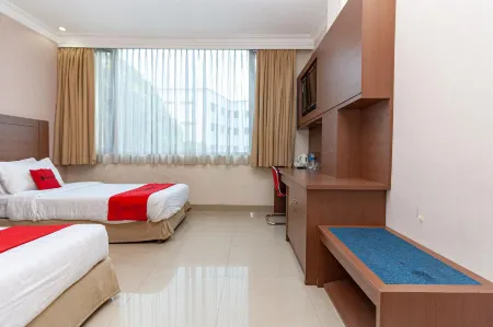 RedDoorz Premium at Hotel Ratu Residence Отели в г. Talang Bakung