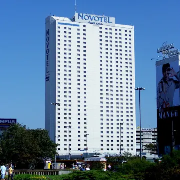 Novotel Warszawa Centrum Отели рядом с достопримечательностью «Центральное статистическое бюро»