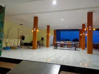 Gadjah Mada Hall Cafe & Penginapan Hostel فنادق في Pacet