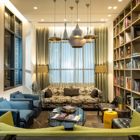 Hotel Indigo TEL AVIV - DIAMOND DISTRICT by IHG Отели рядом с достопримечательностью «Железнодорожный вокзал Ха-Шалом»