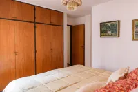 Cosy local artist's flat, central location, fully equipped