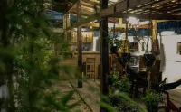 Wood Stone Homestay Yogyakarta - Hostels