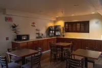 尤馬速8酒店 - 早餐