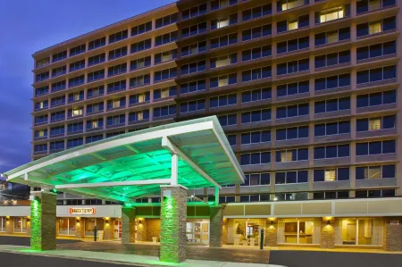 Holiday Inn Columbus Dwtn-Capitol Square Отели рядом с достопримечательностью «Vue Columbus»