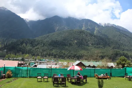 L D Hut, Main Market (Accomodation Only) Отели в г. Anantnag