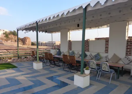 Lakeside Inn Ratanada Отели рядом с достопримечательностью «Ghanta Ghar Jodhpur»