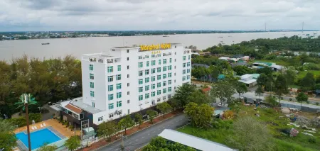 Van Phat Riverside Hotel