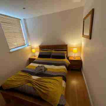 The Old Library - Modern Apartment Near the Train Station and Racecourse Rooms