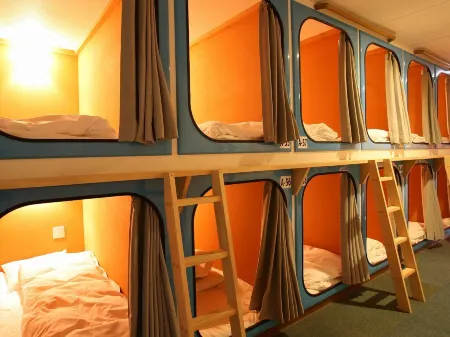 Capsule Hotel New Gloria