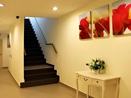 One Hotel Lintas Jaya Отели рядом с достопримечательностью «M-Cubed Bar»