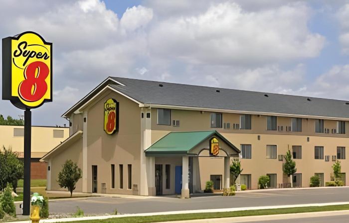 Super 8 by Wyndham Willmar