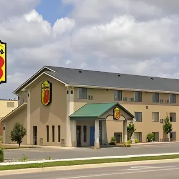 Super 8 by Wyndham Willmar