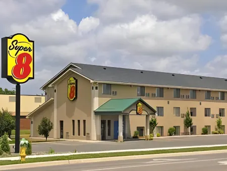 Super 8 by Wyndham Willmar