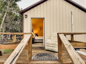 Lakehills Cabin with Fire Pit, Near Medina Lake!