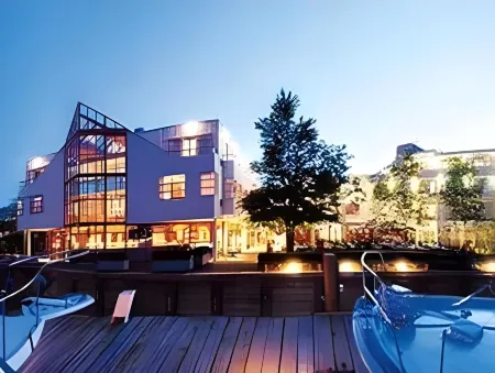 Granville Island Hotel Отели рядом с достопримечательностью «UBC Extended Learning»