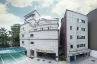 Noble Hotel Отели рядом с достопримечательностью «Генбокгун»