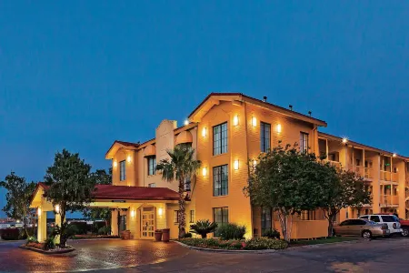 Super 8 by Wyndham San Antonio Near SeaWorld Ingram Park