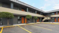 Modern Motel - parking