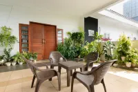 RedDoorz Near Trans Studio Mall Cibubur