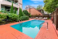 Best Western Plus Inner Harbour - Pools