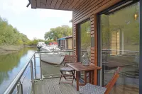 Gemütliches Hausboot in Winsen-stöckte Hotels in Harburg