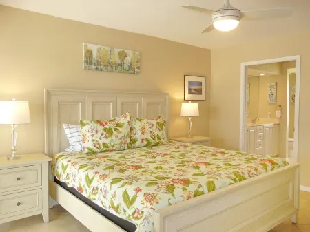 Beautiful Water View, 9-min Bike to Beach, 7min Walk to Fun Park, Backyard Beach Отели в г. Марко-Айленд