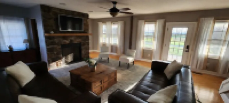 15 minutes from Kings Island!  Spacious farmhouse that sleeps up to 11!