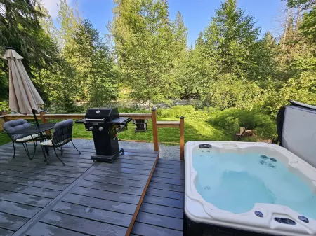 Canyon Falls Cabin.A cozy riverfront cabin located on Canyon Creek