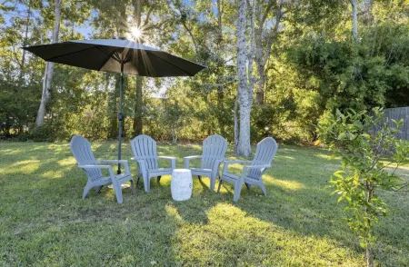 Cozy Coastal Home in Golf Cart District Отели рядом с достопримечательностью «Шелл»