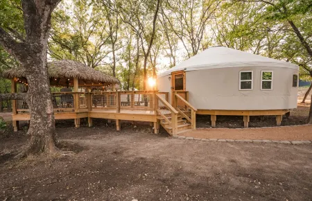 Hoot Owl Yurt/Cold A/C! Hot Tub/Medina River/Close to Downtown/RiverYurtVillage