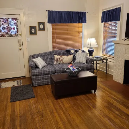 Cozy one bedroom apartment in historical district Отели рядом с достопримечательностью «Amarillo Museum-Natural History»