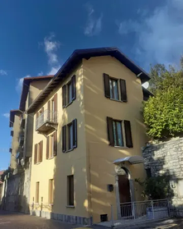 Town Centre Villa with Lake View