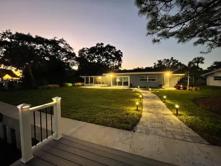 Waterfront Island Oasis Fully Remodeled! W/ Boat Dock! Отели рядом с достопримечательностью «Pop Stansell Park»