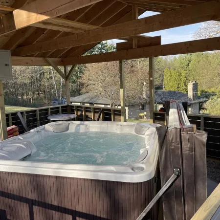 Newly renovated spacious private farmhouse 5 min from lake.