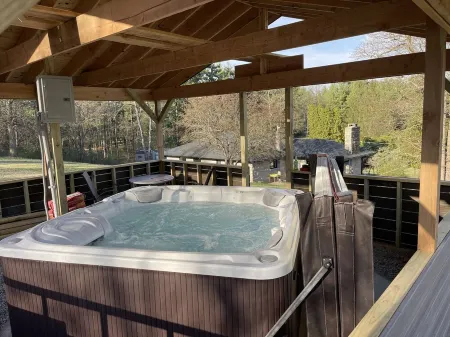 Newly renovated spacious private farmhouse 5 min from lake.