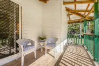 2BR Cottage on 1 Acre. Air Con & King Beds.